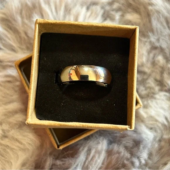 Men’s 6mm polished Titanium comfort band wedding ring NIB 8.5